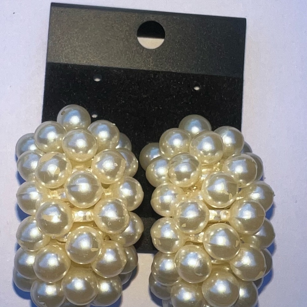 Elegant Pearl Cluster Clip on Earrings‎